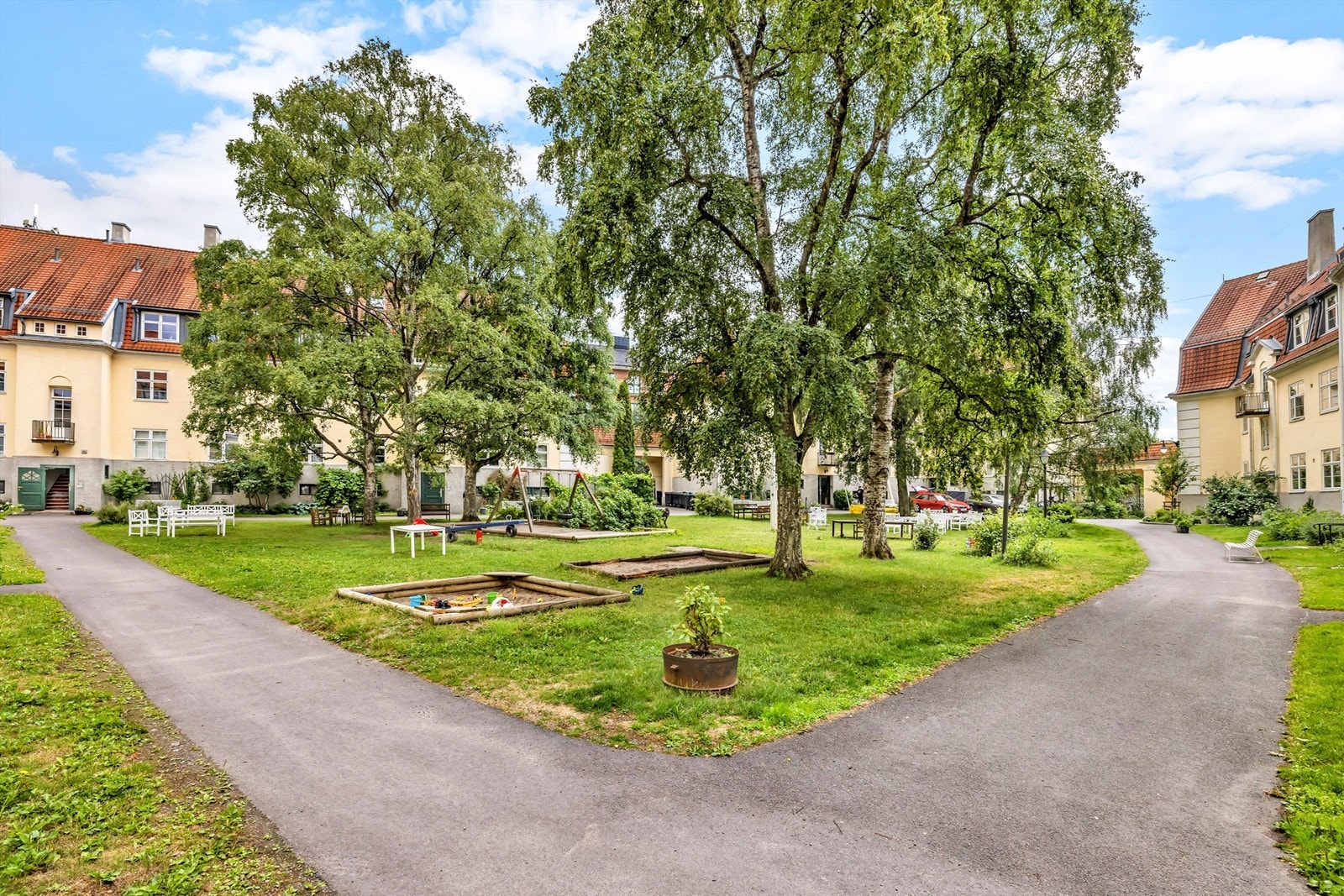 Flott bakhage med gressplen og felles sittegrupper. Galleribilde
