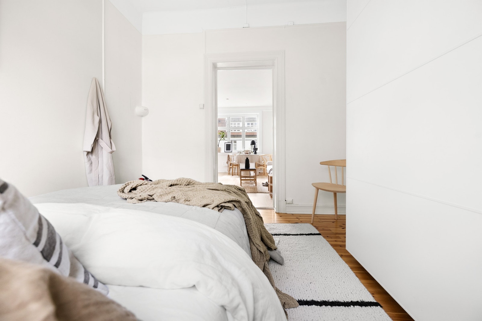 Soverommet vender inn mot rolig bakhage. Galleribilde