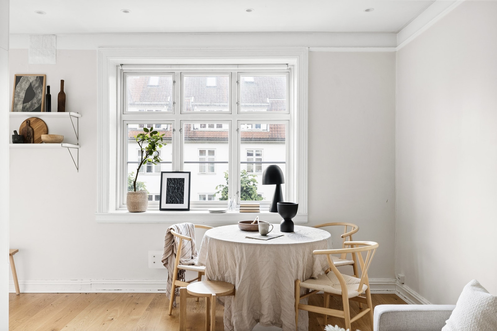 Store vindusflater med to-lags glass tilføyer rommet godt med naturlig lys og gir en god romfølelse. Galleribilde