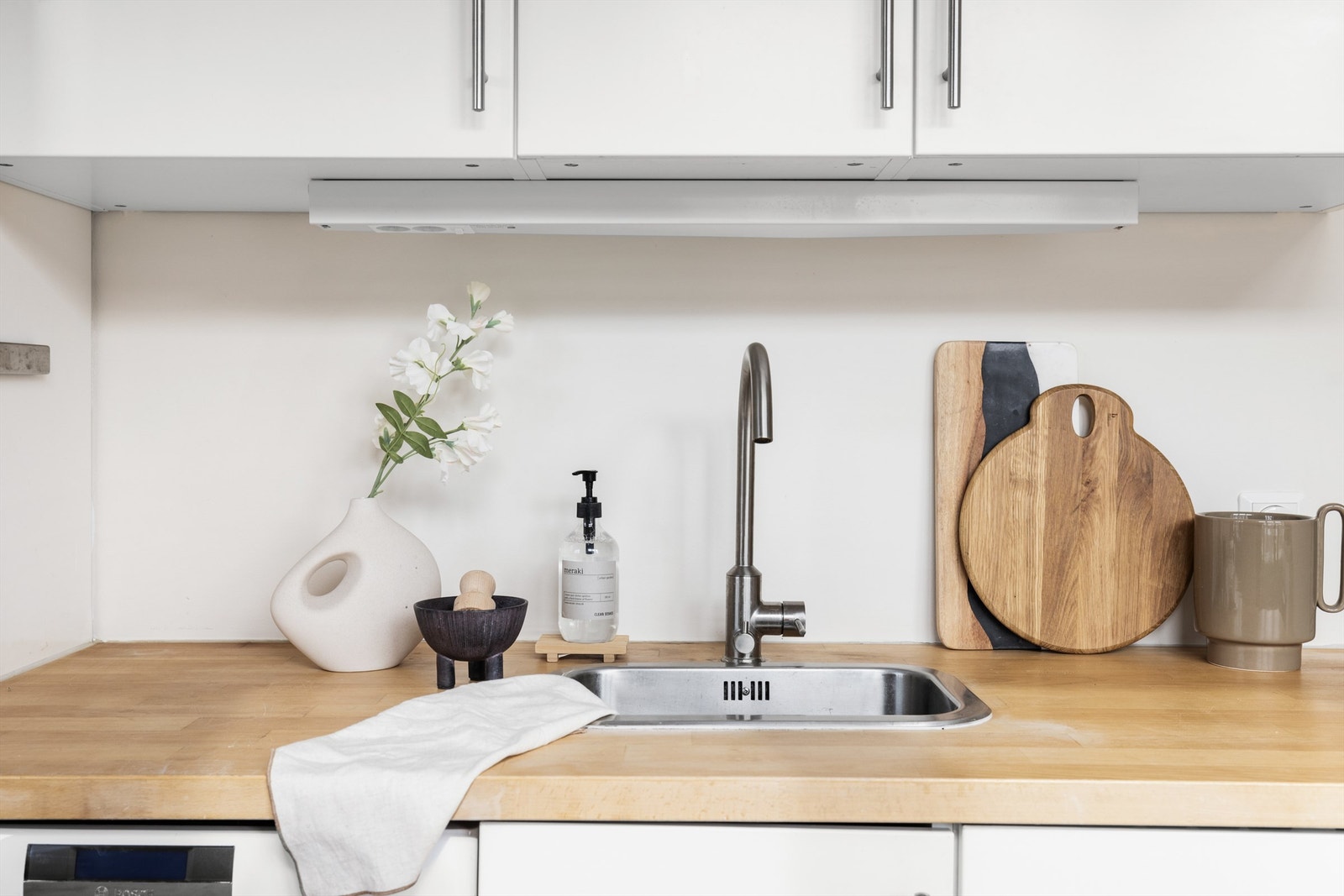 Kjøkkeninnredning fra IKEA (2015) med glatte fronter og benkeplate av heltre. Galleribilde