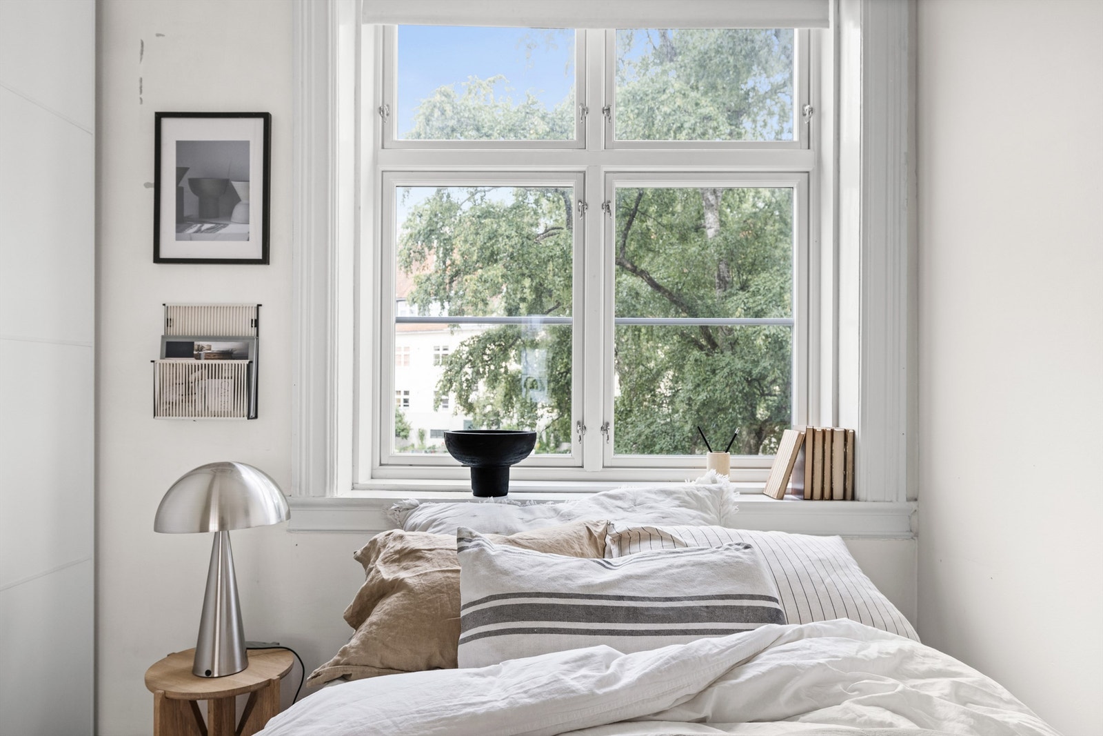 Soverommet er malt i lyse farger, som i kombinasjon med rikelig med naturlig lys gir en god romfølelse. Galleribilde