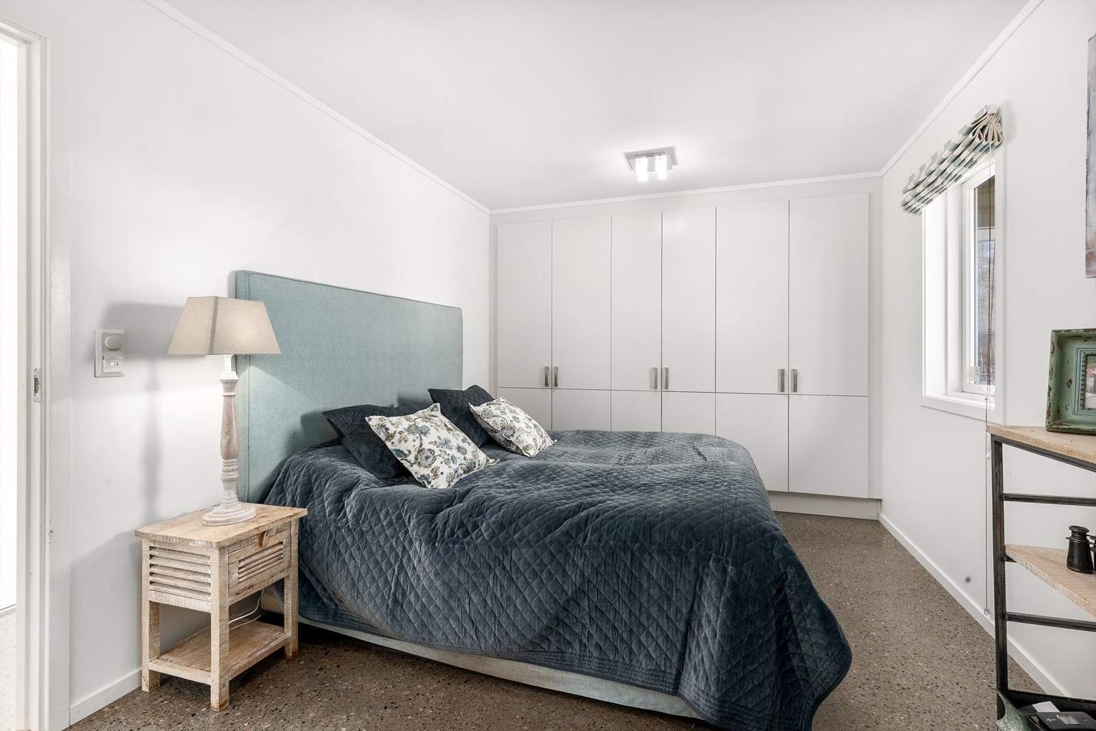 Hovedsoverommet har romslige garderobeskap og ligger i suiteløsning med bad. Galleribilde