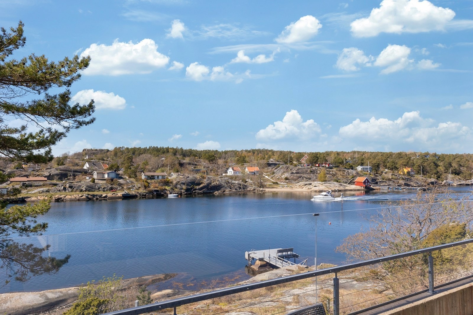 Sommeridyll med salt sjø, svaberg og vakkert kystlandskap. Galleribilde