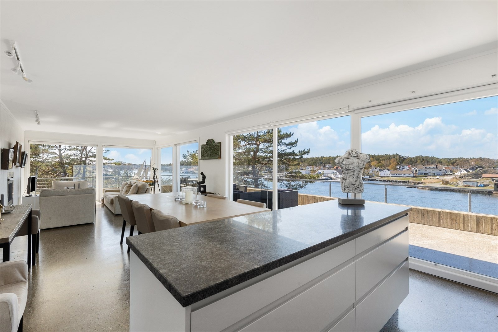 Stuen og kjøkkenet ligger i luftig og svært vellykket åpen løsning. Galleribilde