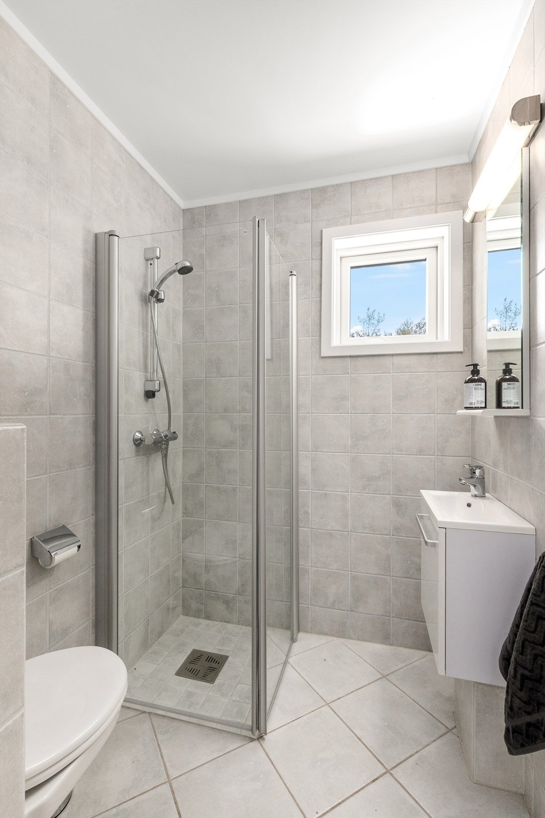 Hytta har til sammen tre flislagt bad, hvorav ett har adkomst fra gangen. Galleribilde