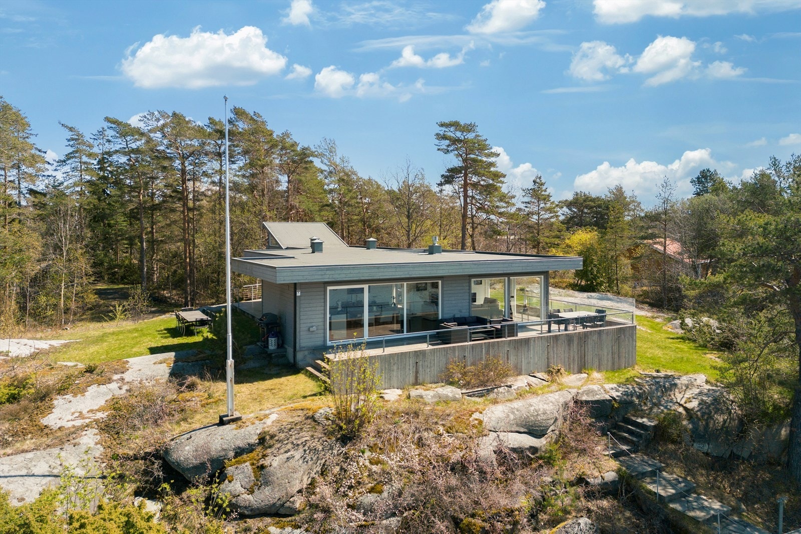 Hytta er i en moderne stil med rene, minimalistiske linjer, noe som er er en lekker kontrast til landskapet rundt. Galleribilde