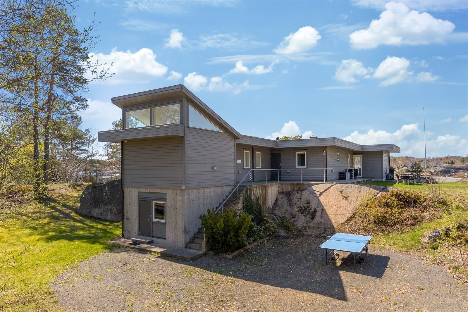 I underetasjen ligger et kjellerrom på 14 kvm med egen inngang. Galleribilde