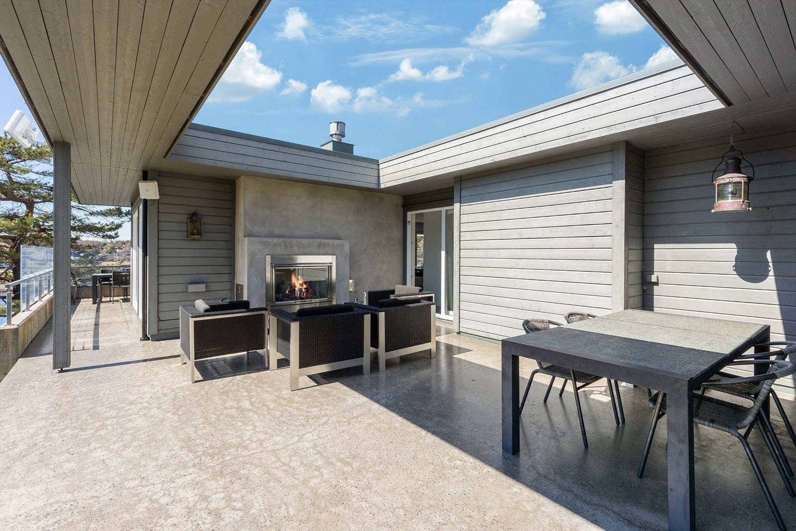 Den ene terrassen ligger skjermet til og er også utstyrt med gasspeis. Galleribilde