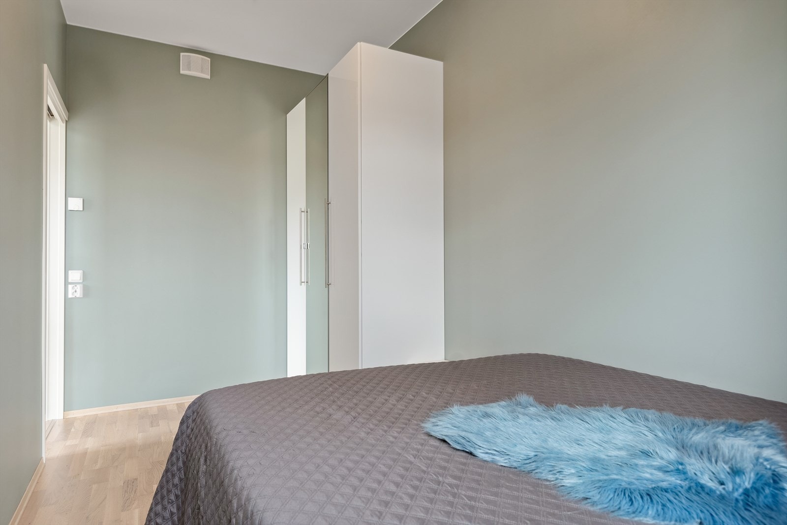 Garderobeskap og seng på soverom medfølger i handelen. Galleribilde