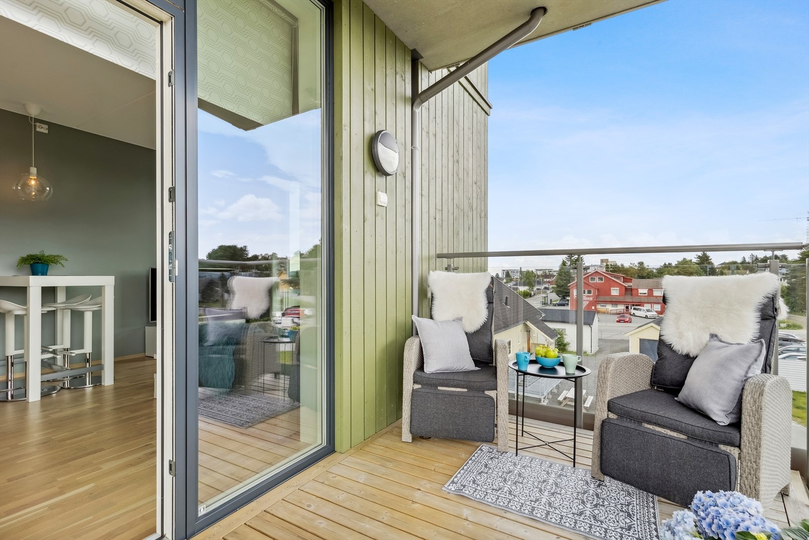 Leiligheten har en herlig balkong på 7,4m² med god plass til utemøblement. Galleribilde