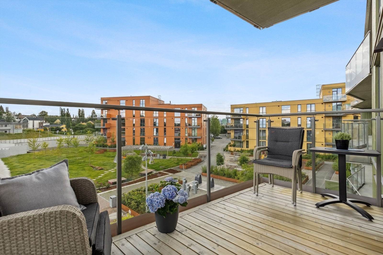 Balkongen er på 7,4m² med delvis overbygg. Galleribilde