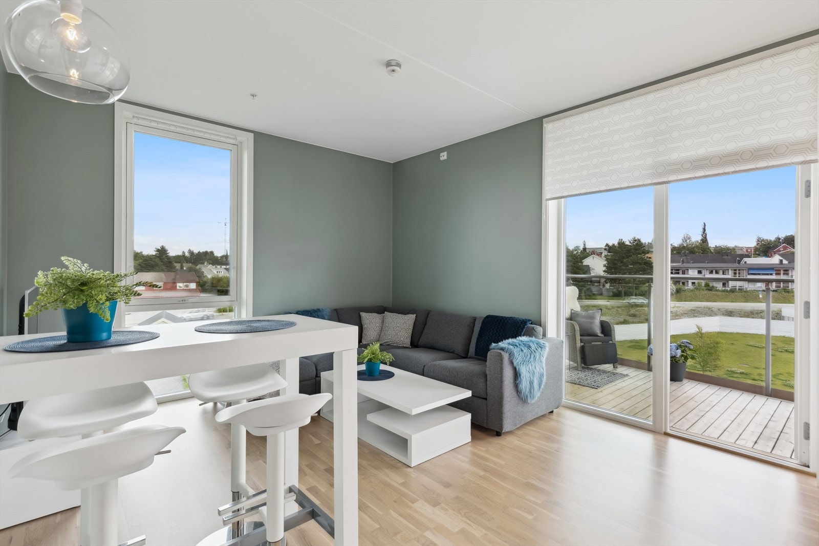 Leiligheten har ekstra vindu på stue som følge av hjørnebeliggenhet. Store vindusflater gir godt med naturlig lysinnslipp i boligen. Galleribilde