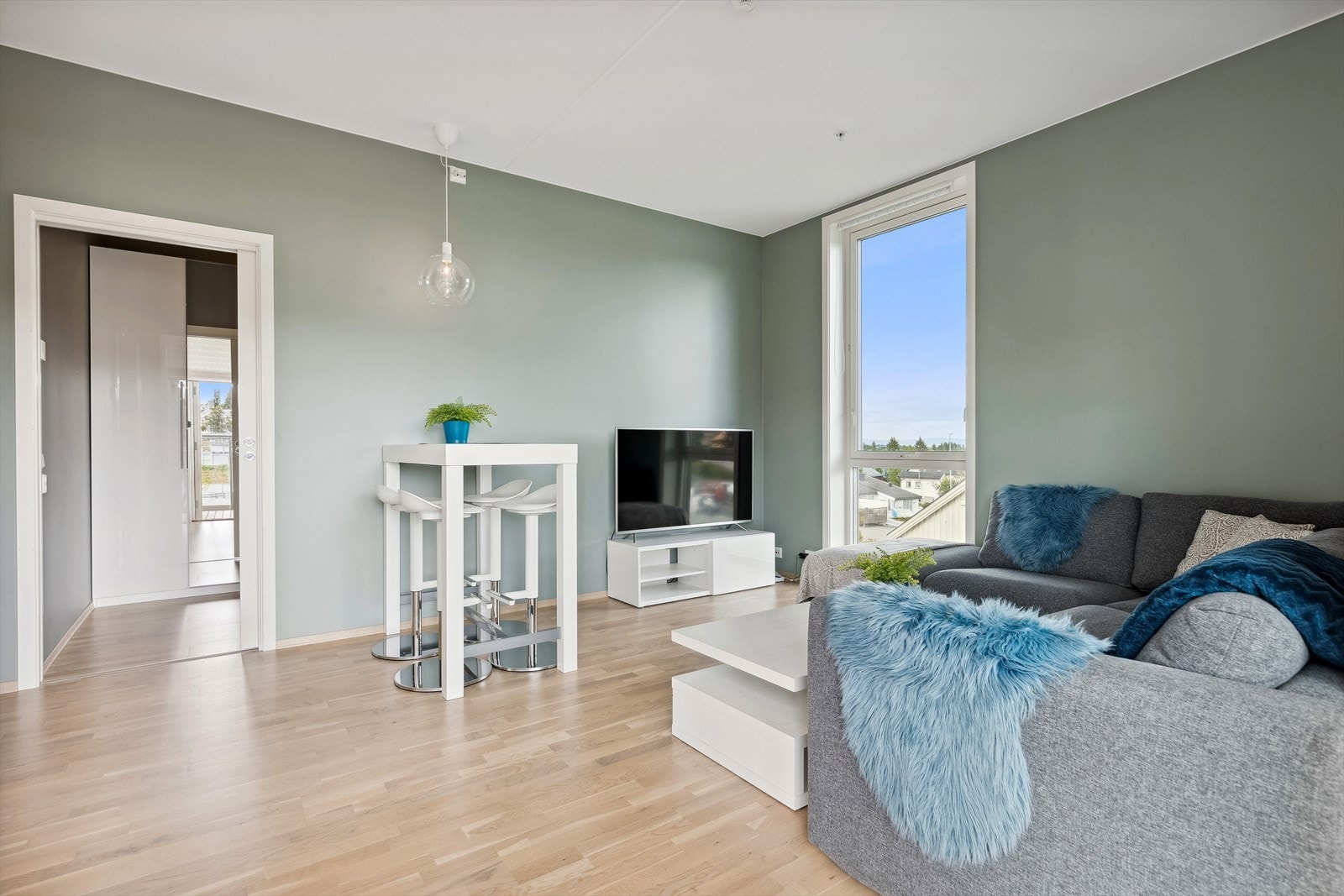 Lys stue på 18,6m² innredet med både sofakrok og spisebord. Galleribilde