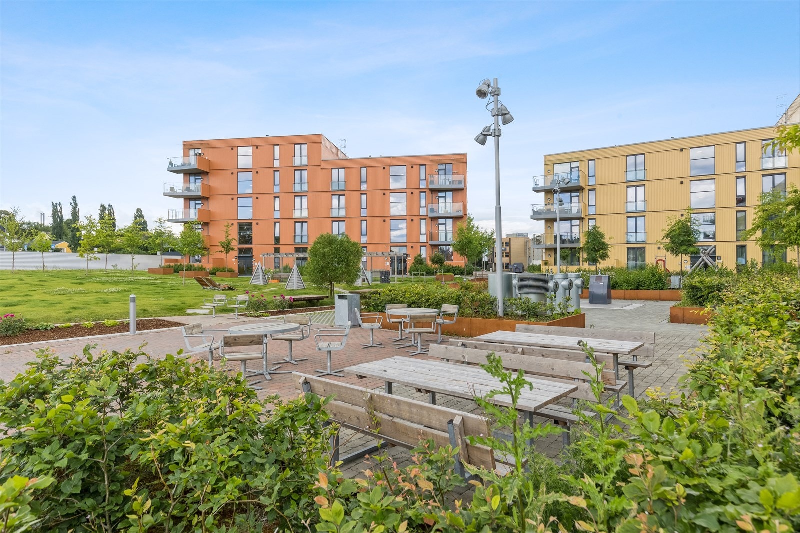 Pent opparbeidede fellesarealer med bl.a. sittegrupper, solstoler og paviljong. Galleribilde