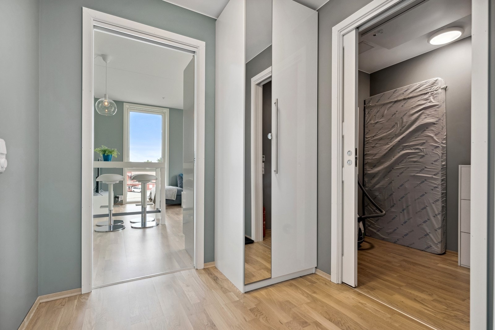 Entré med god oppbevaring for yttertøy samt tilgang til innvendig bod på 3m². Galleribilde