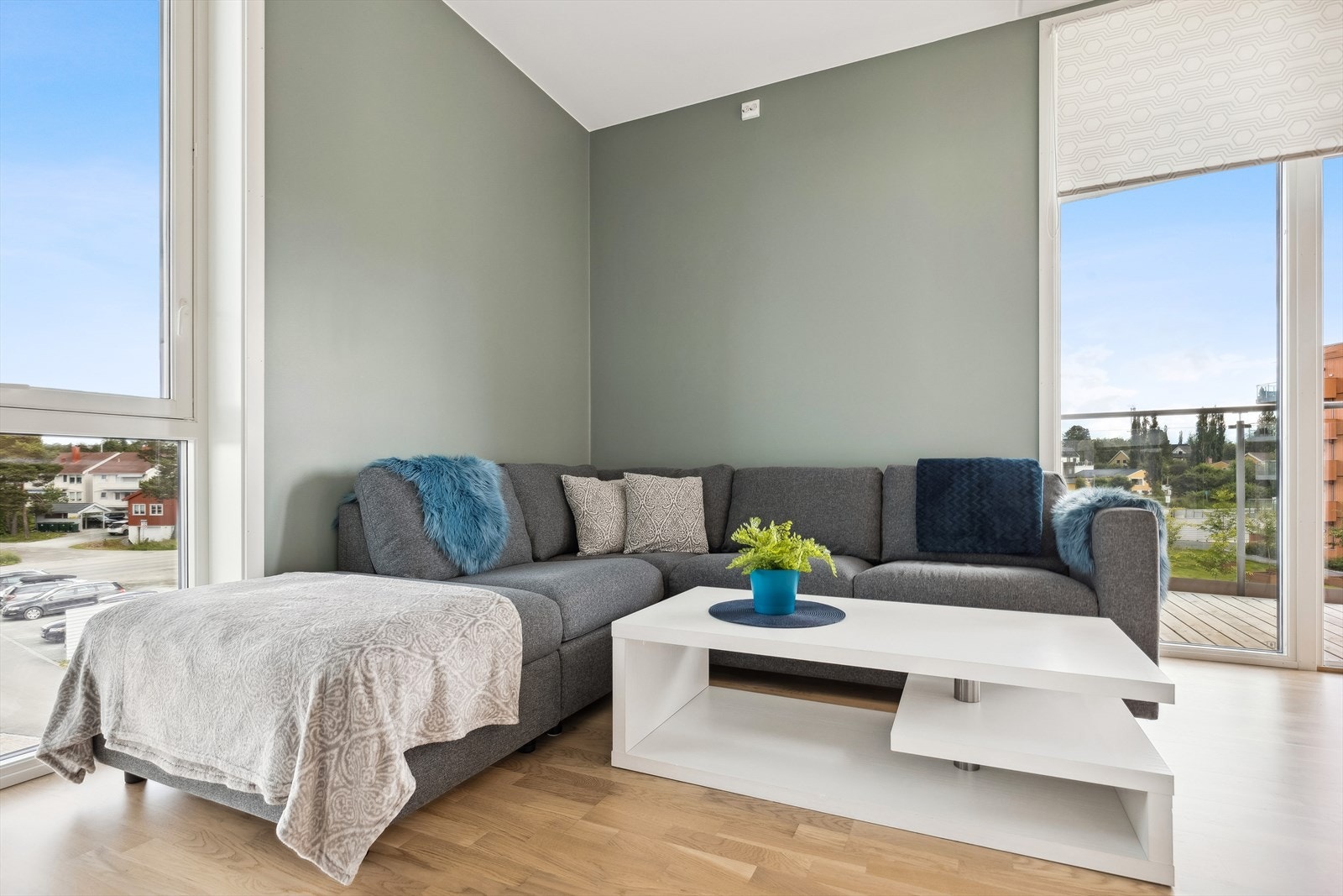 Alt av møblement og inventar i boligen medfølger i handelen. Galleribilde