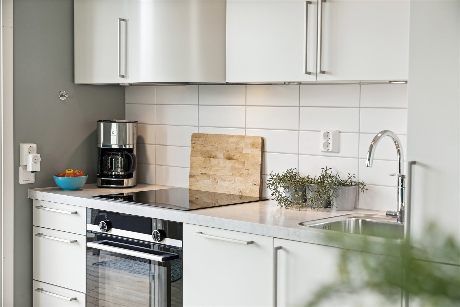 Kjøkkenet er utstyrt med integrert platetopp, stekeovn, oppvaskmaskin og kjøl/fryseskap som medfølger i handelen. Galleribilde