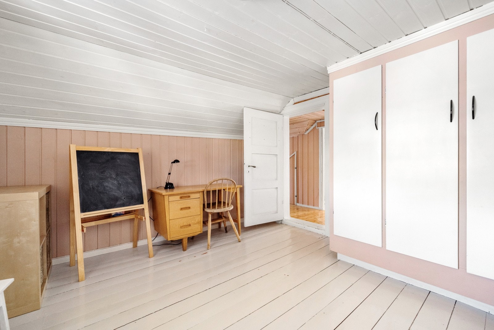 Rommet har godt med skapplass Galleribilde