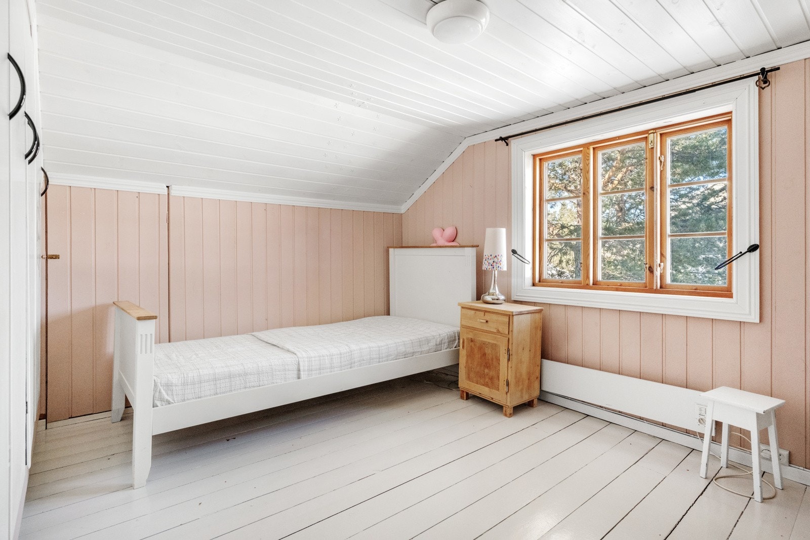 2. etasje med to rom som er innredet som soverom Galleribilde