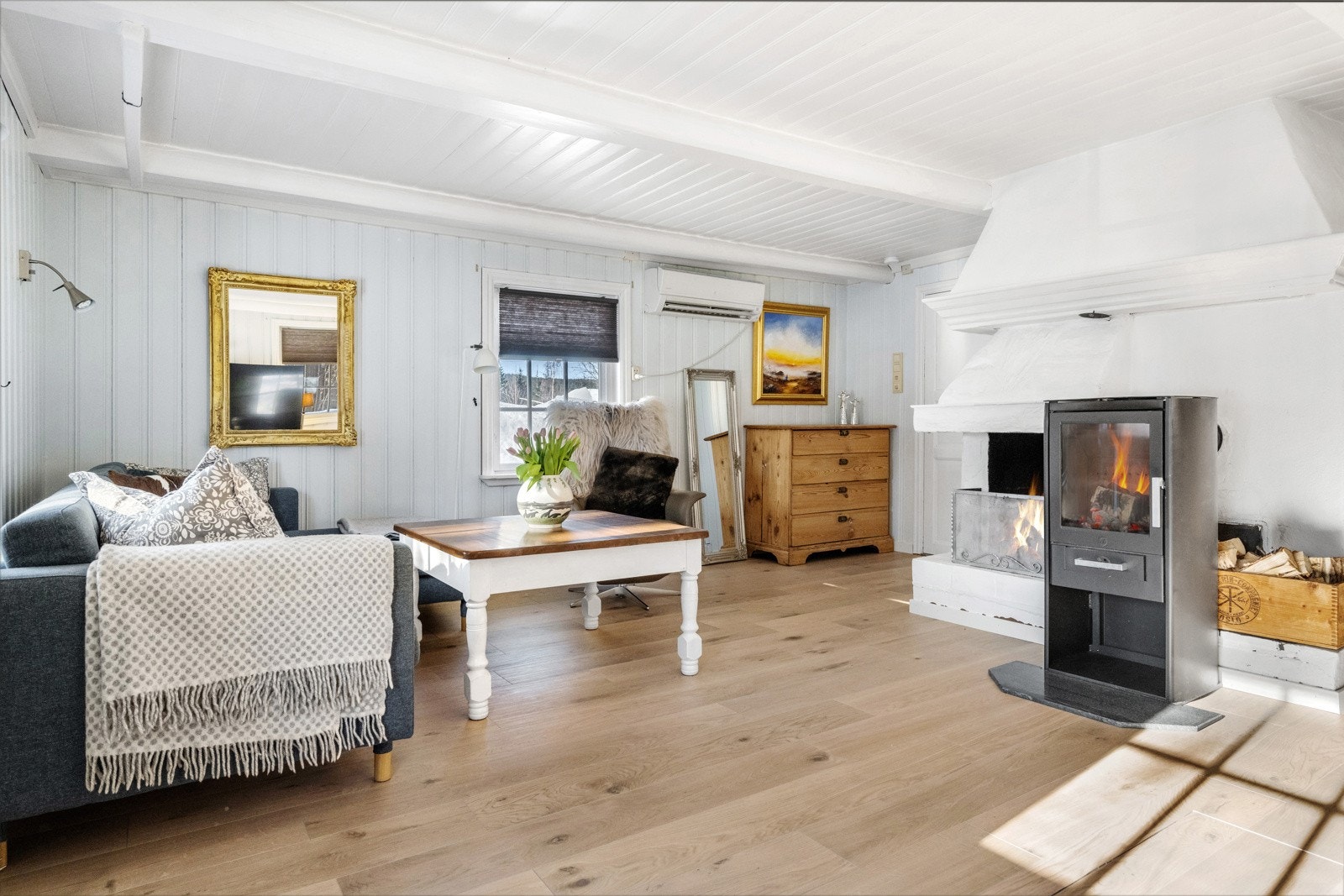 Det er montert vedovn og varmepumpe i stuen. I tillegg er det åpen peis Galleribilde