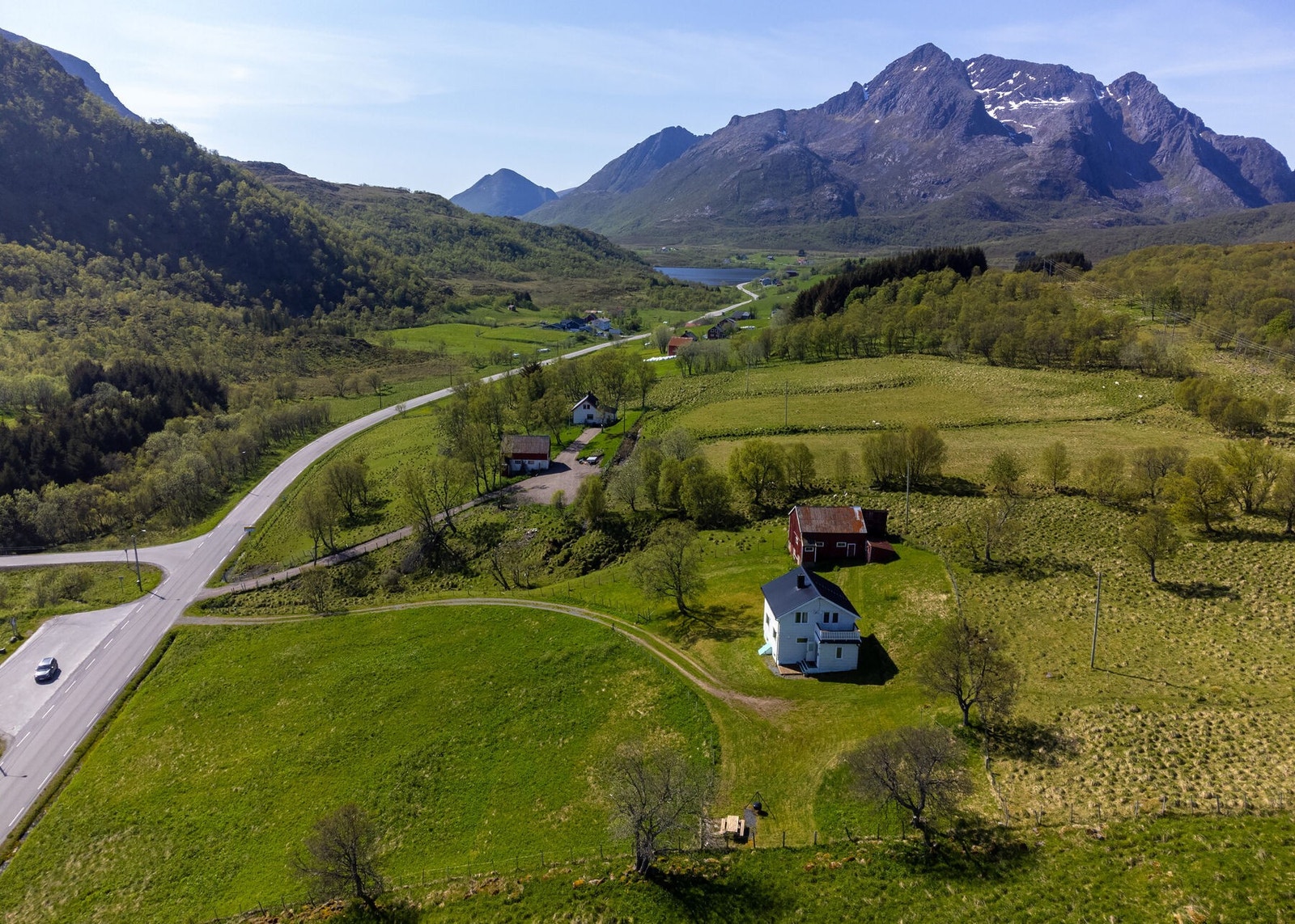 Beliggenhet i vakre naturomgivelser i Bø i Vesterålen Galleribilde