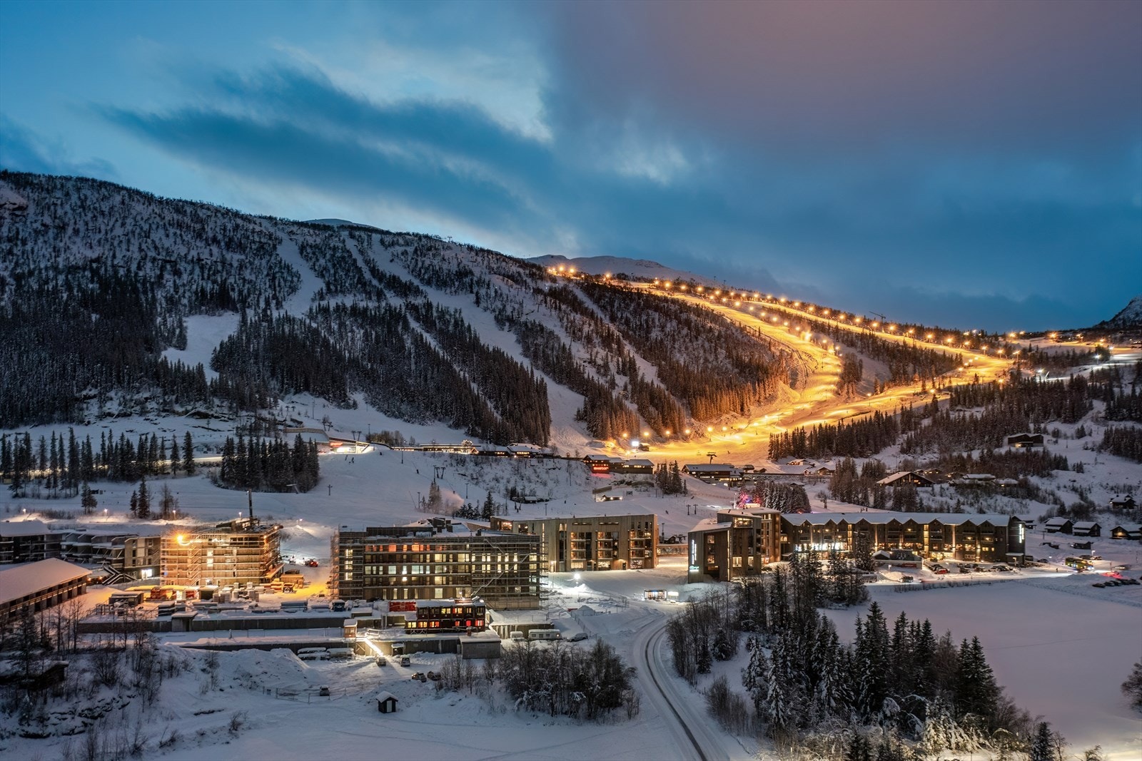 Byggingen av Fjellandsbyen er godt i gang. Beliggenheten er "slope-side" og forventet overtakelse 2. kvartal 2024. Galleribilde