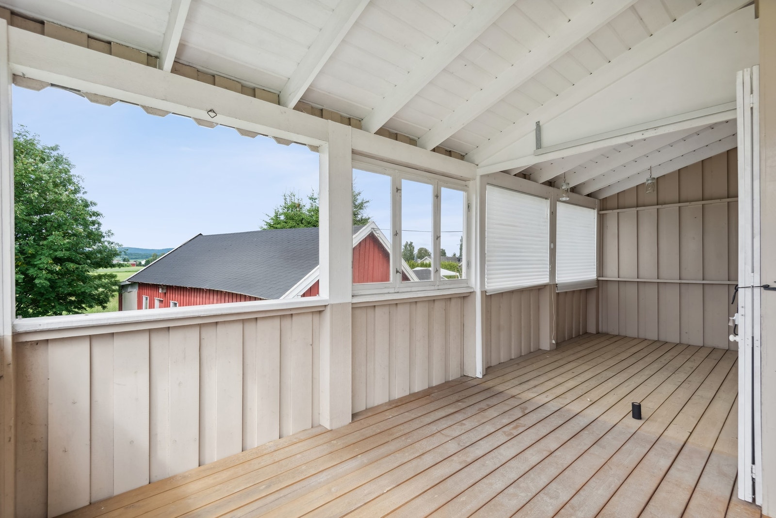 Terrassen har fint utsyn til landskapet rundt Galleribilde