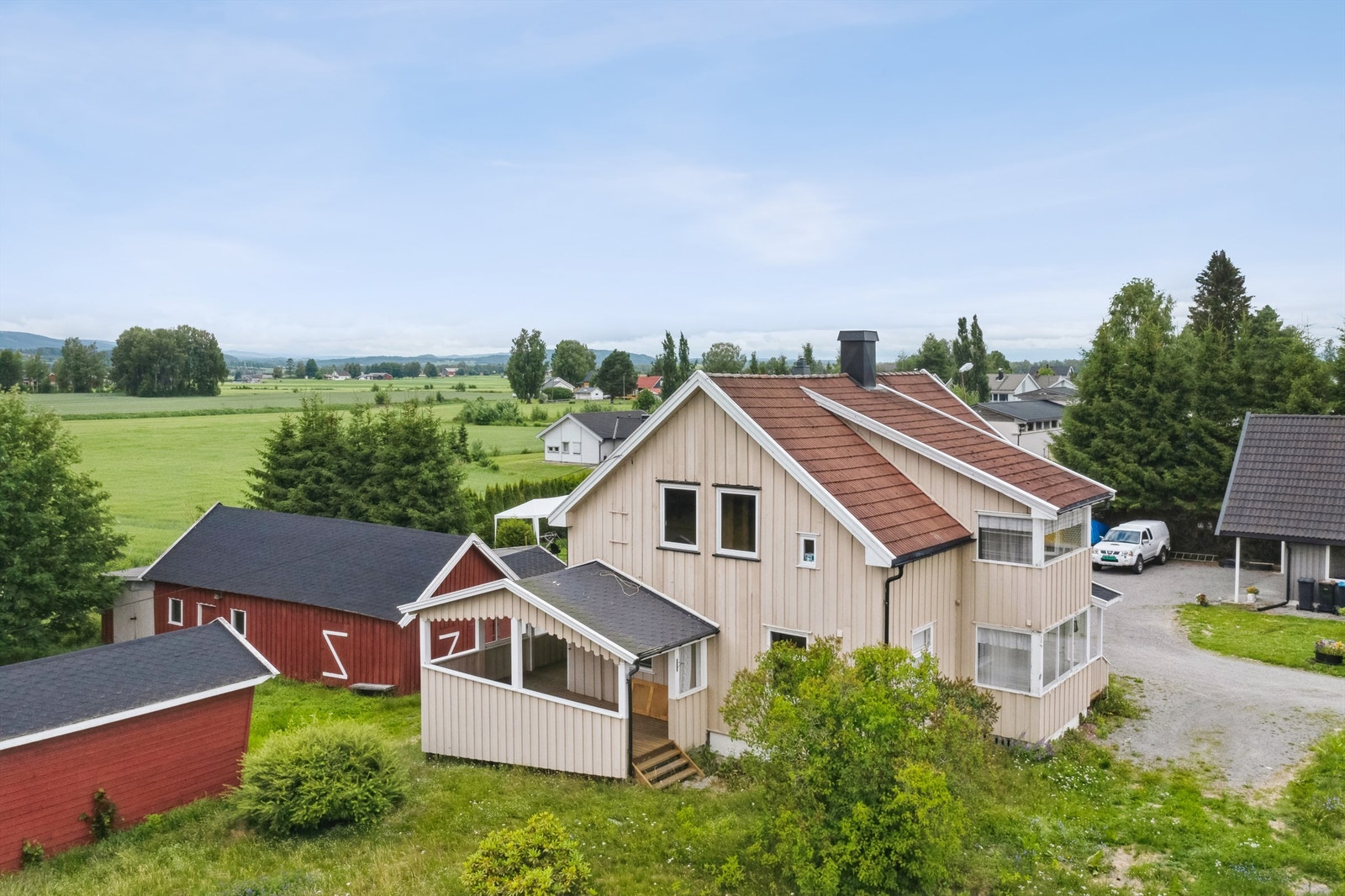 Innholdsrik eiendom, med stort uthus/garasje og frittliggende carport Galleribilde