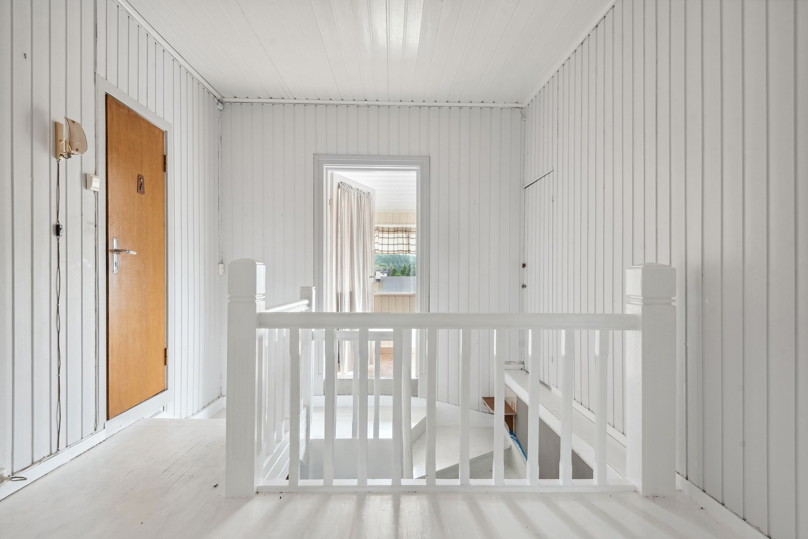 Trapperom/gang med lysmalt, gammel panel fra husets oppføringsår Galleribilde