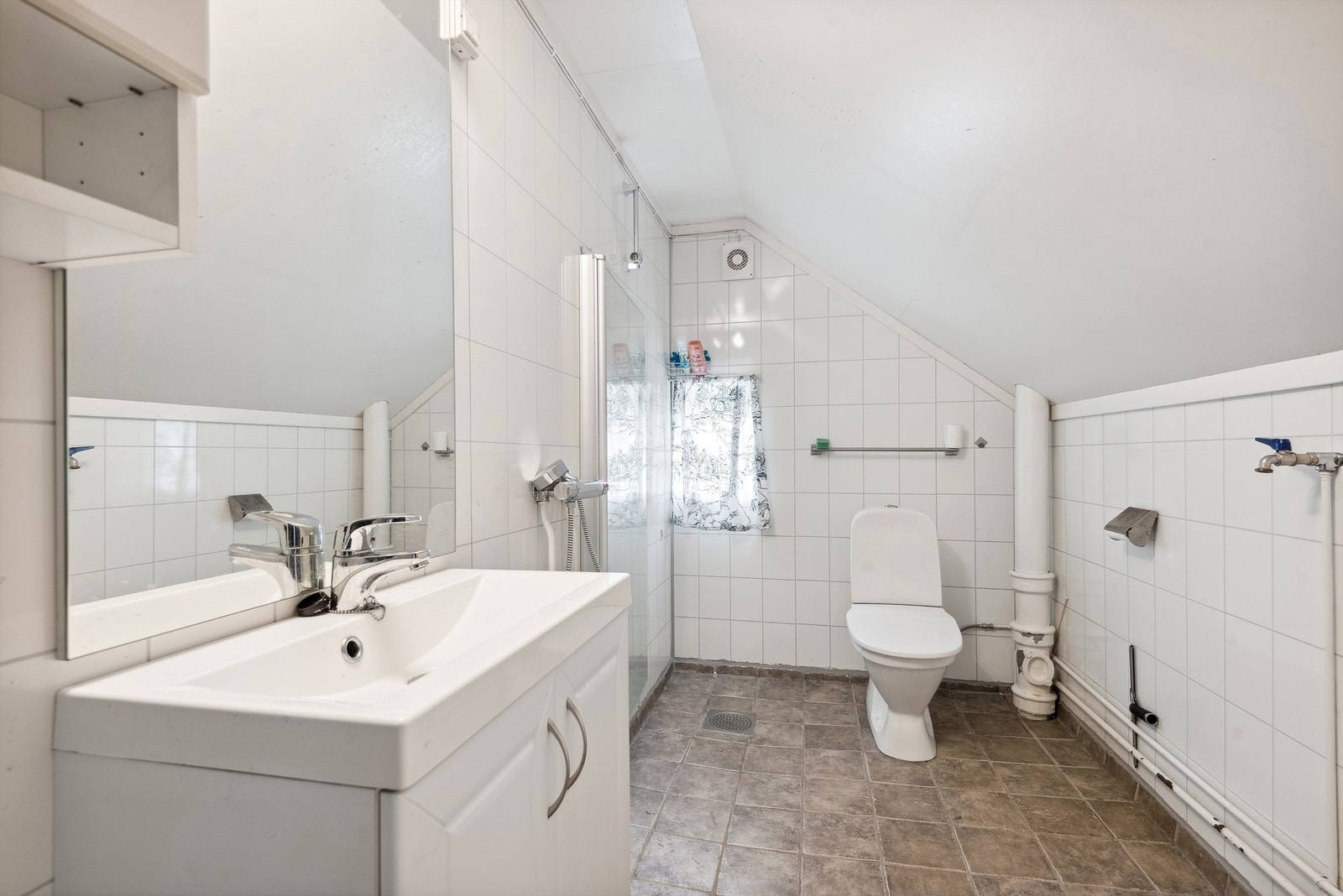Bad med flislagt gulv og våtromsplater på vegger. Bad med flislagt gulv og våtromsplater på vegger. Rommet har fått TG3, dvs full renovering må påregnes. Galleribilde