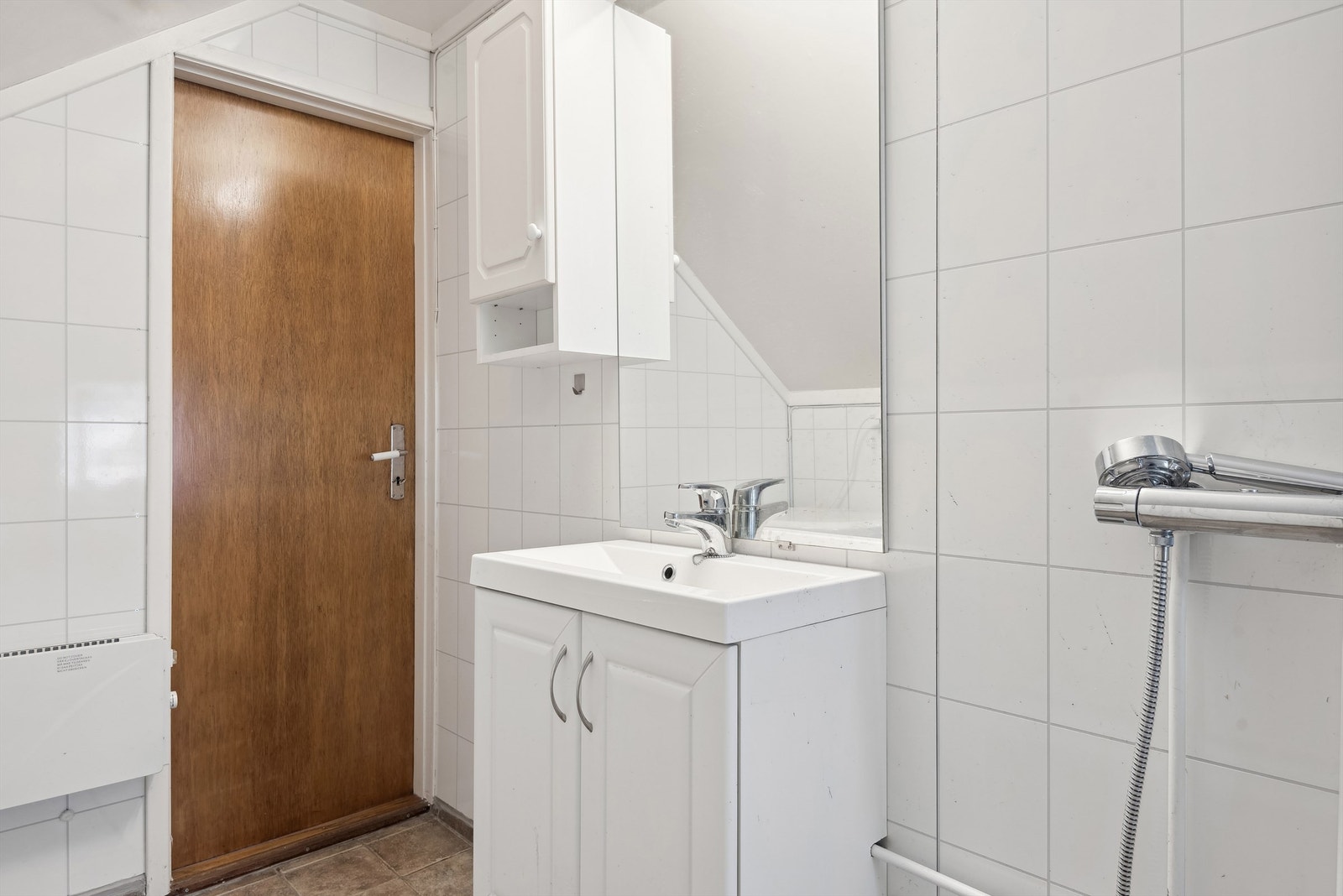Bad med flislagt gulv og våtromsplater på vegger. Rommet har fått TG3, dvs full renovering må påregnes. Galleribilde