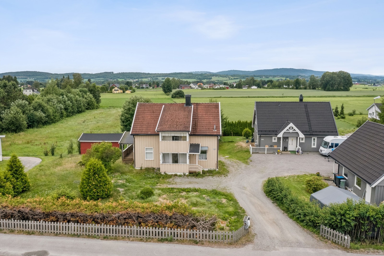 Landlig og fritt på baksiden av eiendommen Galleribilde