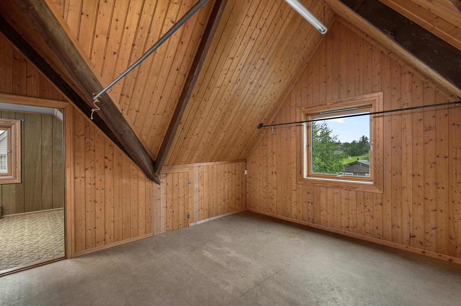 Loft med svært god høyde, hvor deler er innredet, og deler nyttes til oppbevaring. Galleribilde
