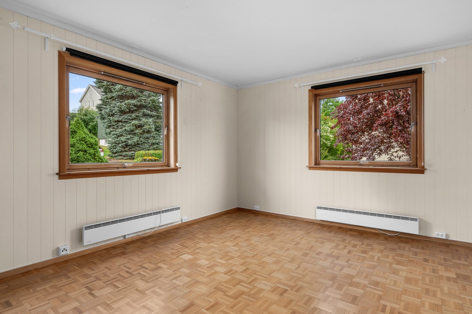 Stue i 1 etasje på ca 18m2 - 1 etasje har i senere tid vært utleid med 3 hybler. Galleribilde