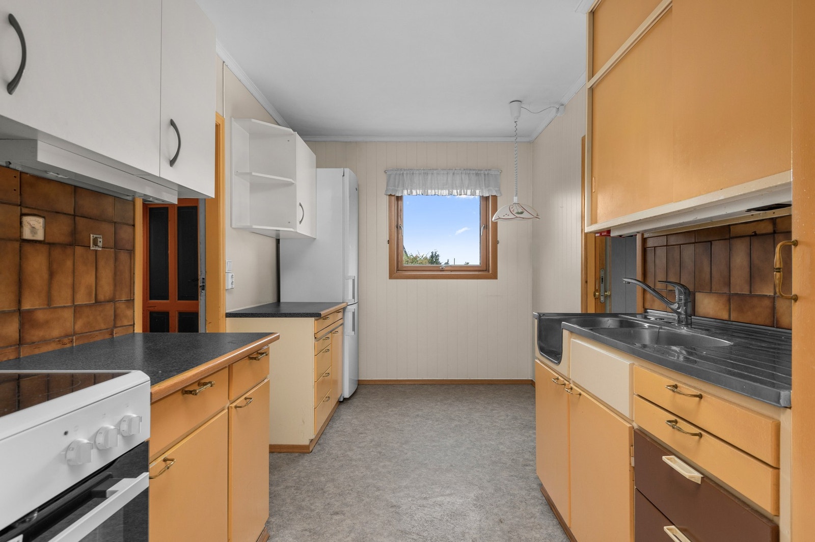 Eldre kjøkken i 1 etasje - rommet er ca 10m2 Galleribilde