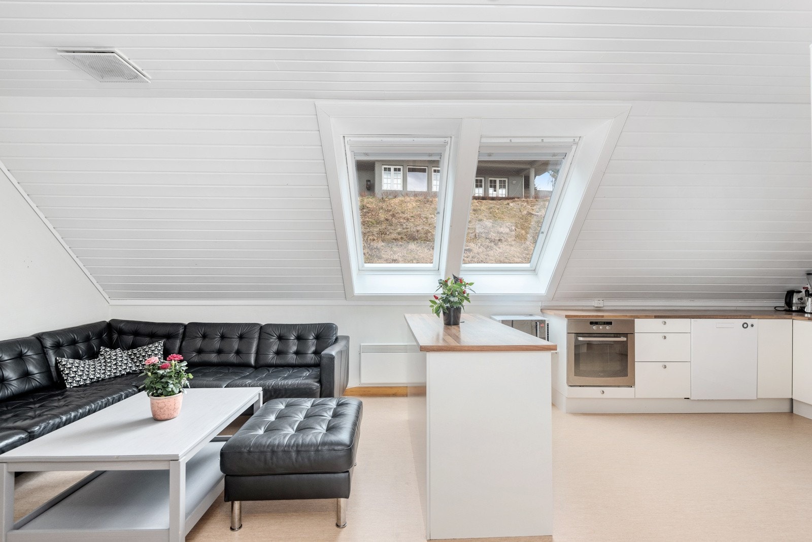 Stue med åpen kjøkkenløsning Galleribilde