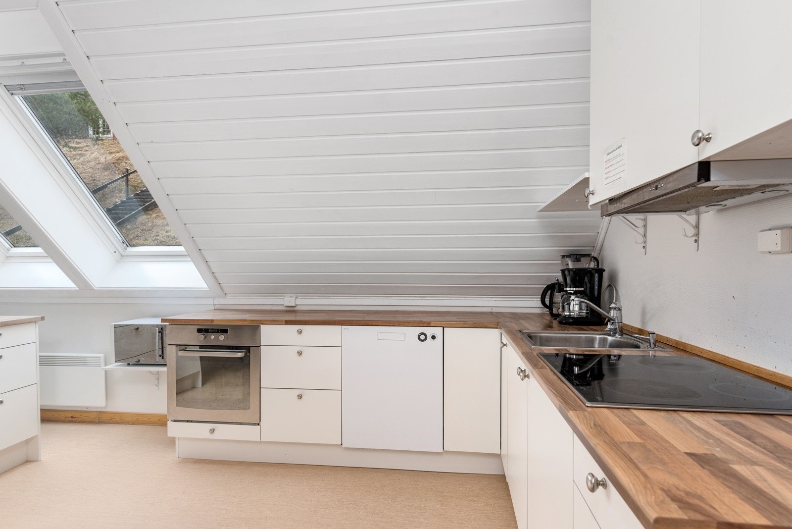 Stort kjøkken med alt av utstyr Galleribilde