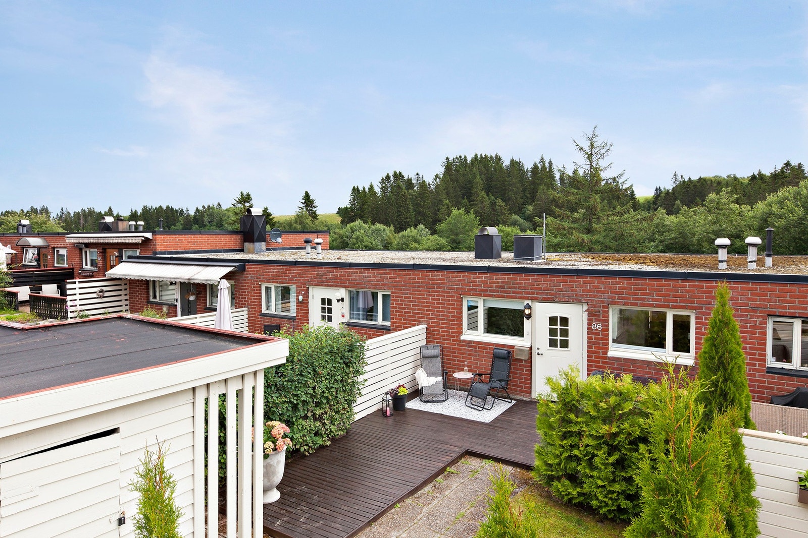 VELKOMMEN TIL ET PENT OG INNHOLDSRIKT REKKEHUS I NYVEILIA 86! Galleribilde