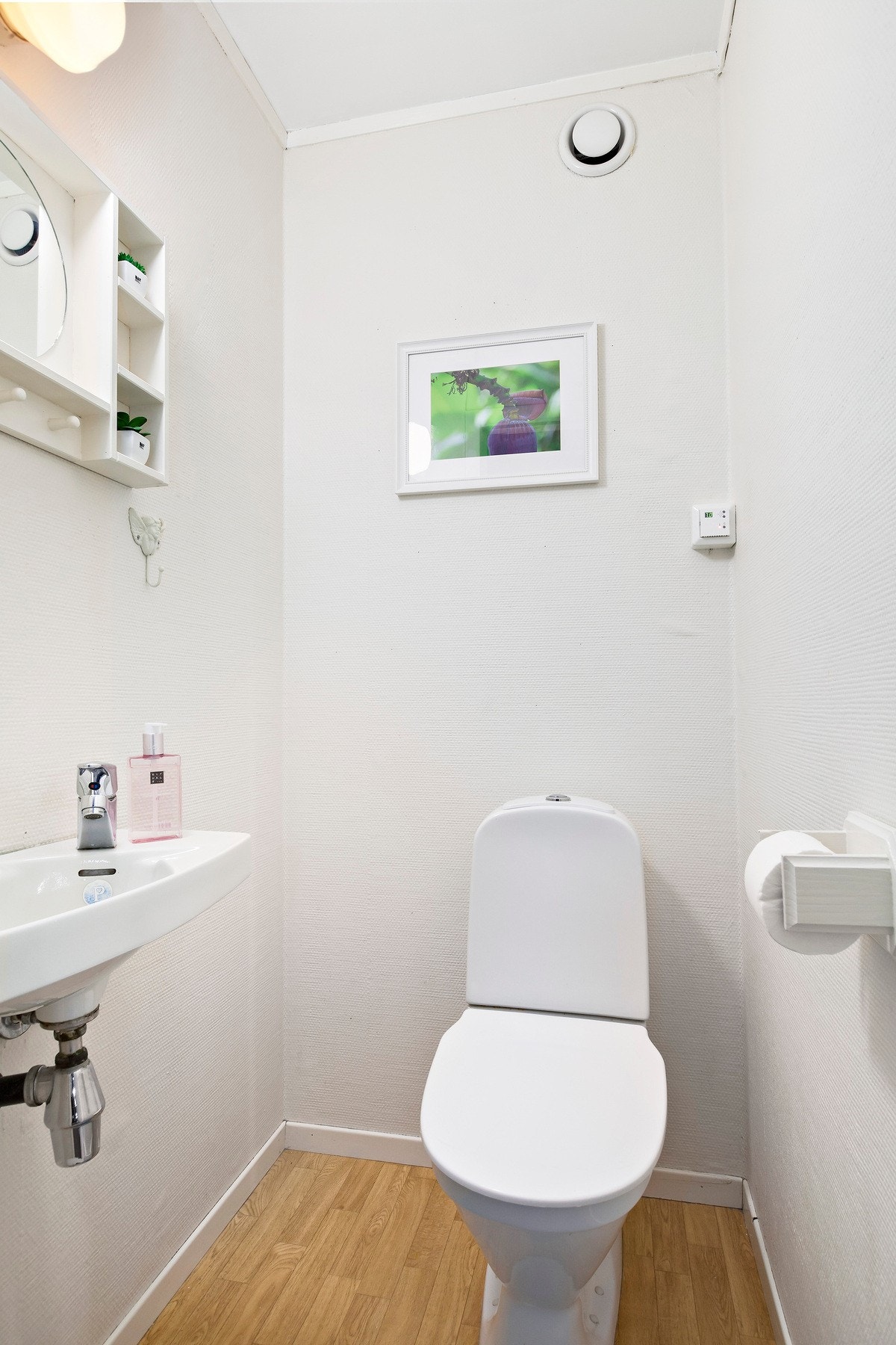 Toalettet ligger mellom badet og vaskerommet Galleribilde