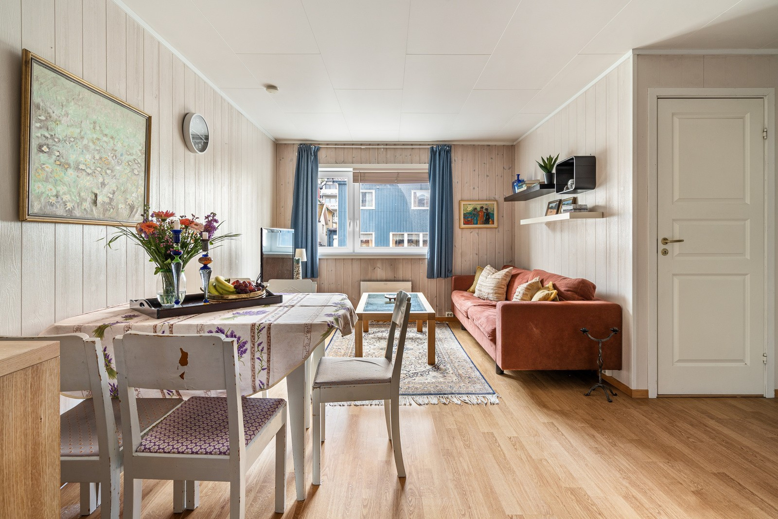 Stuen fremstår lys og romslig med god plass til sofa med tilhørende sofabord.