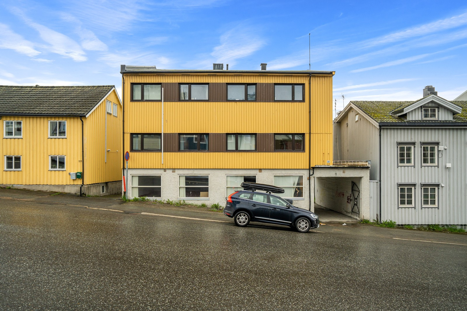 Boligen ligger meget fint til like ved bykjernen og har gåavstand til alle sentrums kultur- og aktivitetstilbud. Sentrum har også flere fine rekreasjonsområder med parker og kafeer.
