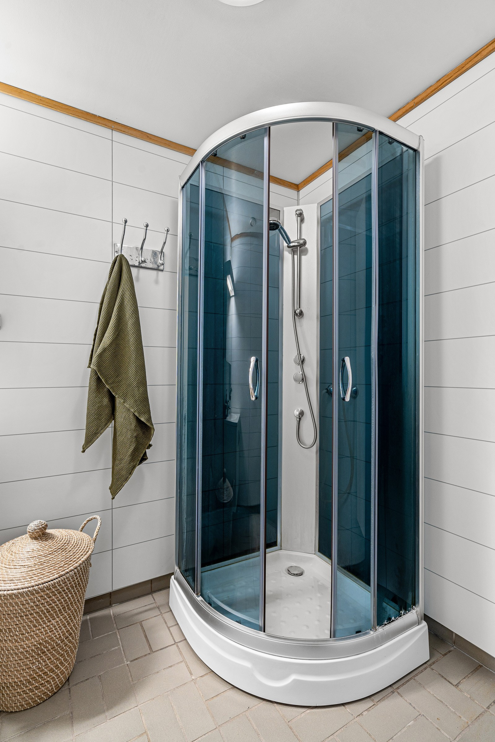 Inne på badet har du tilgang på dusj