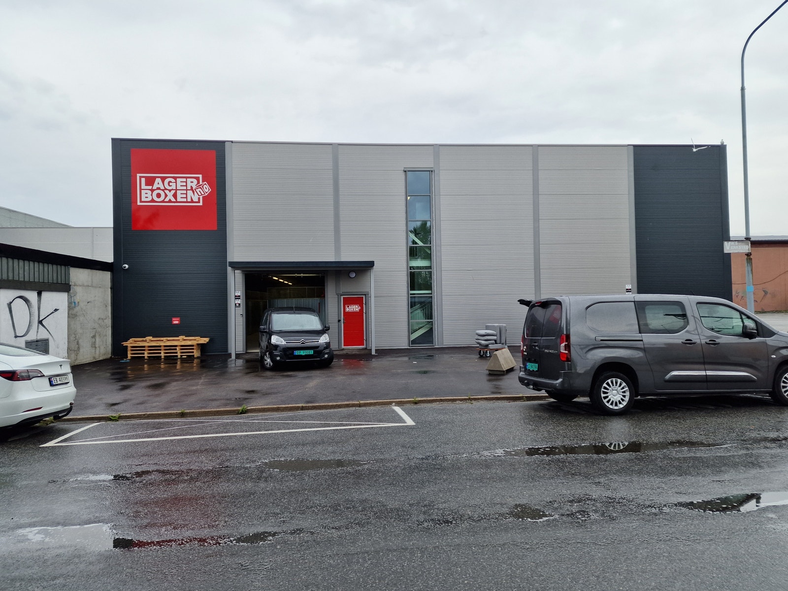 Enkel adkomst fra gateplan med kjøreport. Galleribilde