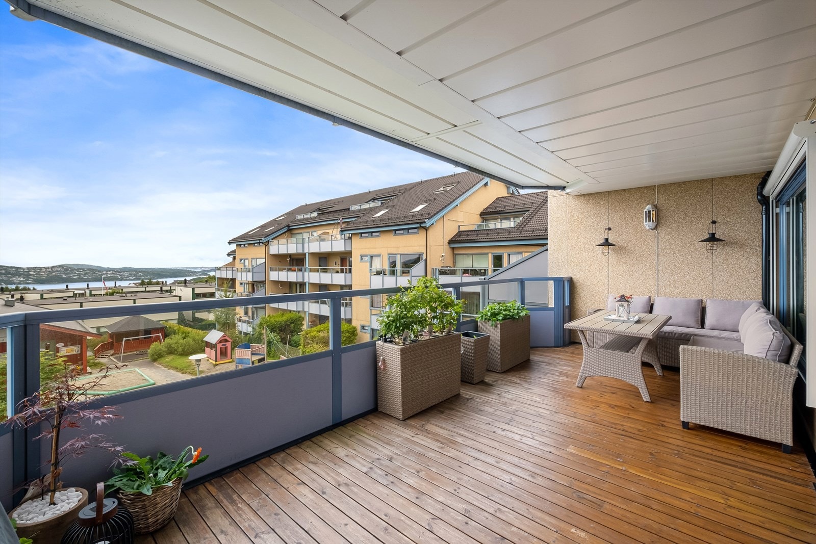 Balkongen måler 18,6 kvm, så her har du mer enn god nok plass til ønsket møblering. Galleribilde