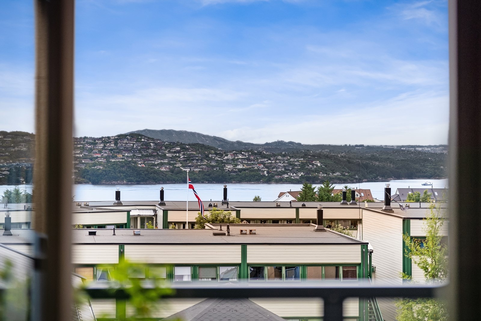 Store vindusflater med flott utsikt over byfjorden. Galleribilde