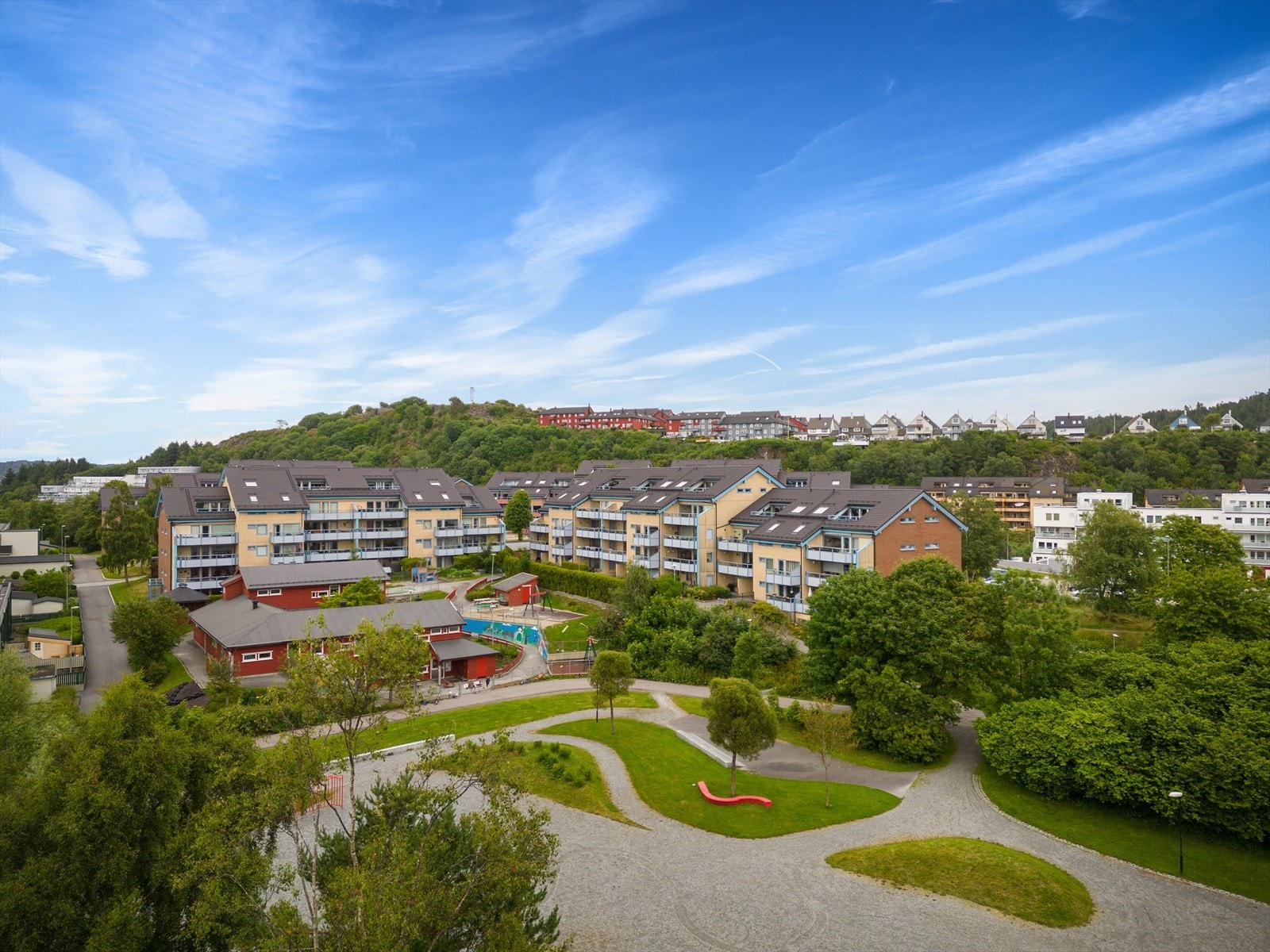 Flott leilighet beliggende i et populært og barnevennlig boligområde sentralt i Olsvik. Galleribilde