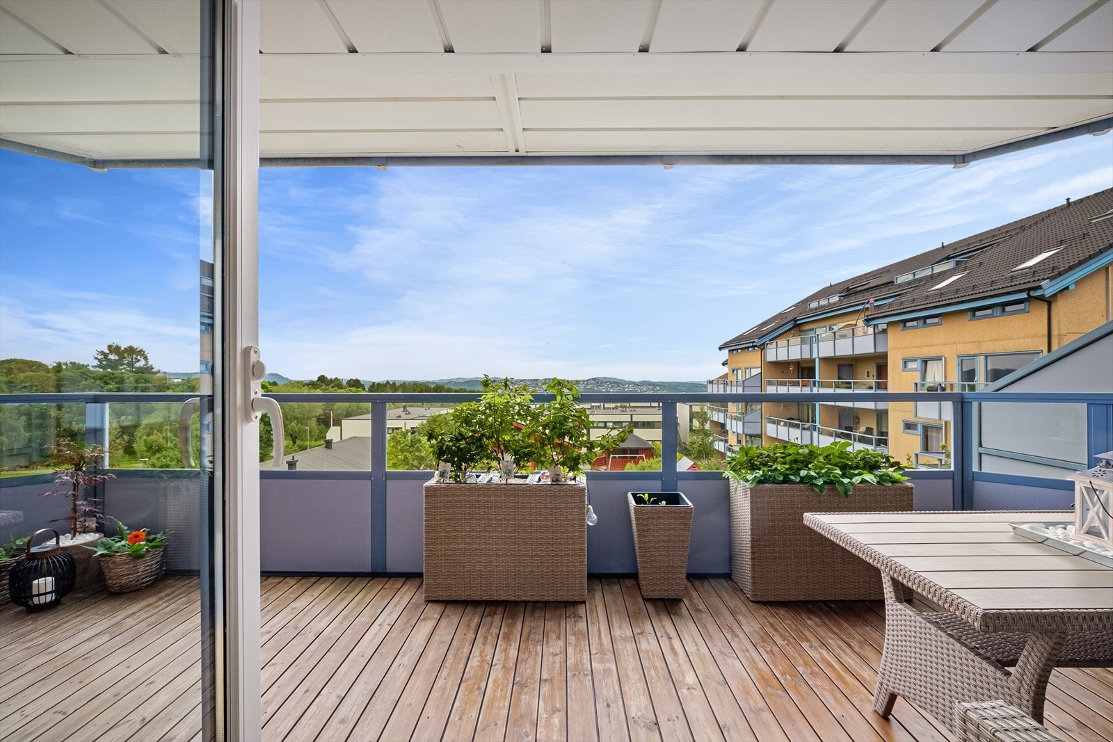 Flott leilighet i 3. etasje med overbygget balkong, lite innsyn og gode solforhold. Galleribilde