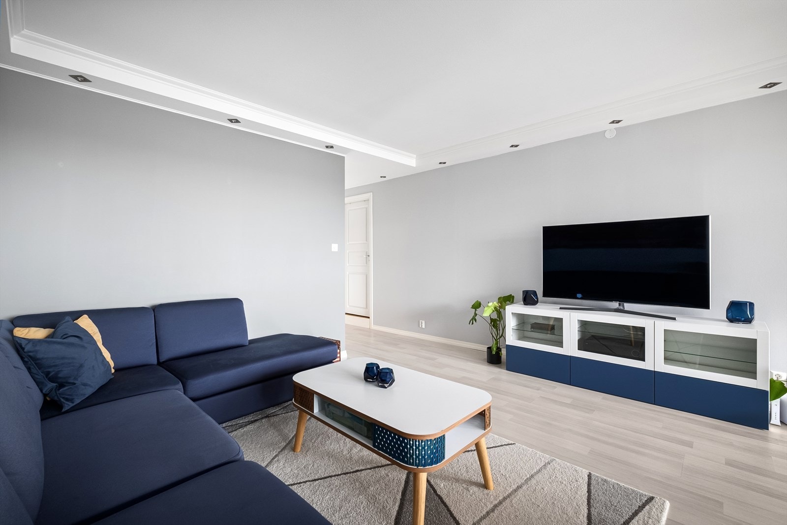 Overflatene er lysmalte vegger og gulvet er belagt med laminat. Galleribilde