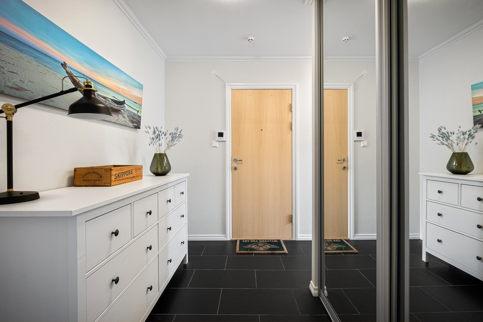 Førsteinntrykket er lyst og innbydende, hvilket er gjennomgående i leiligheten. Velkommen til visning! Galleribilde