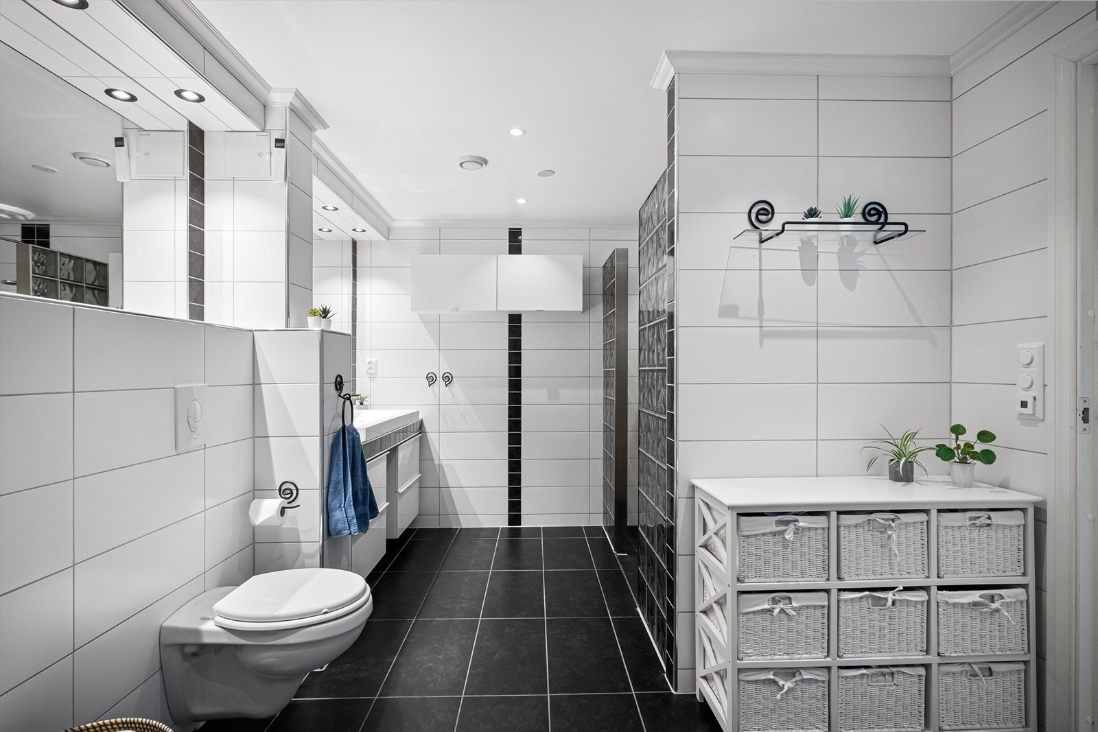 Badet er videre utstyrt med dobbeldusj, servantmøbler, vegghengt toalett og vaskeromnisje. Galleribilde